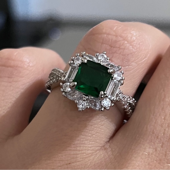 925 Sterling Silver Faux Emerald & Cubic Zirconia Cocktail Ring Size 7 - Picture 7 of 8
